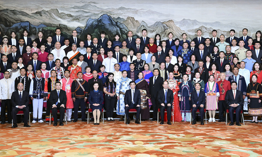 王滬寧會見全國少數(shù)民族參觀團(tuán)